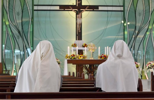 Nuns-praying