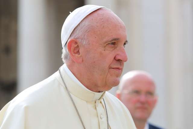 pope_francis_arrives_in_st_peters_square_for_the_general_audience_sept_21_2016_credit_daniel_ibez_cna