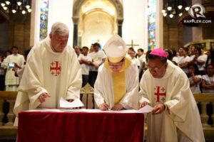 Archbishop Tagle and Fr. Hans signed the memorandum of agreement (MOA) to boost the Manila Archdiocese's drug rehabilitation program. The MOA inking was witnessed by Masbate Bishop Jose Bantolo and Interior Undersecretary John Castriciones. 
