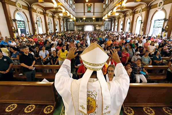 Bishop Severo Caermare of Dipolog greets the faithful during the celebration of the diocese’s 50th founding anniversary on July 31, 2017. JOE TORRES