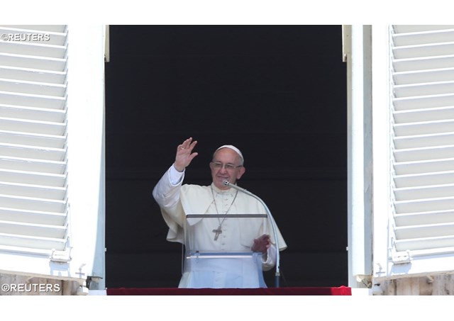 Pope Francis waves as he leads Sunday Angelus prayer in Saint Peter's square at the Vatican July 30, 2017. REUTERS/Tony Gentile - REUTERS