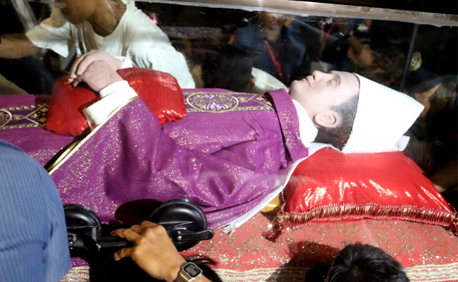 ‘Burial.’ The coffin containing the late Archbishop Teofilo Camomot’s remains and wax effigy was sealed and buried in a special tomb at the Domus Teofilo. (SunStar Foto/Alex Badayos)