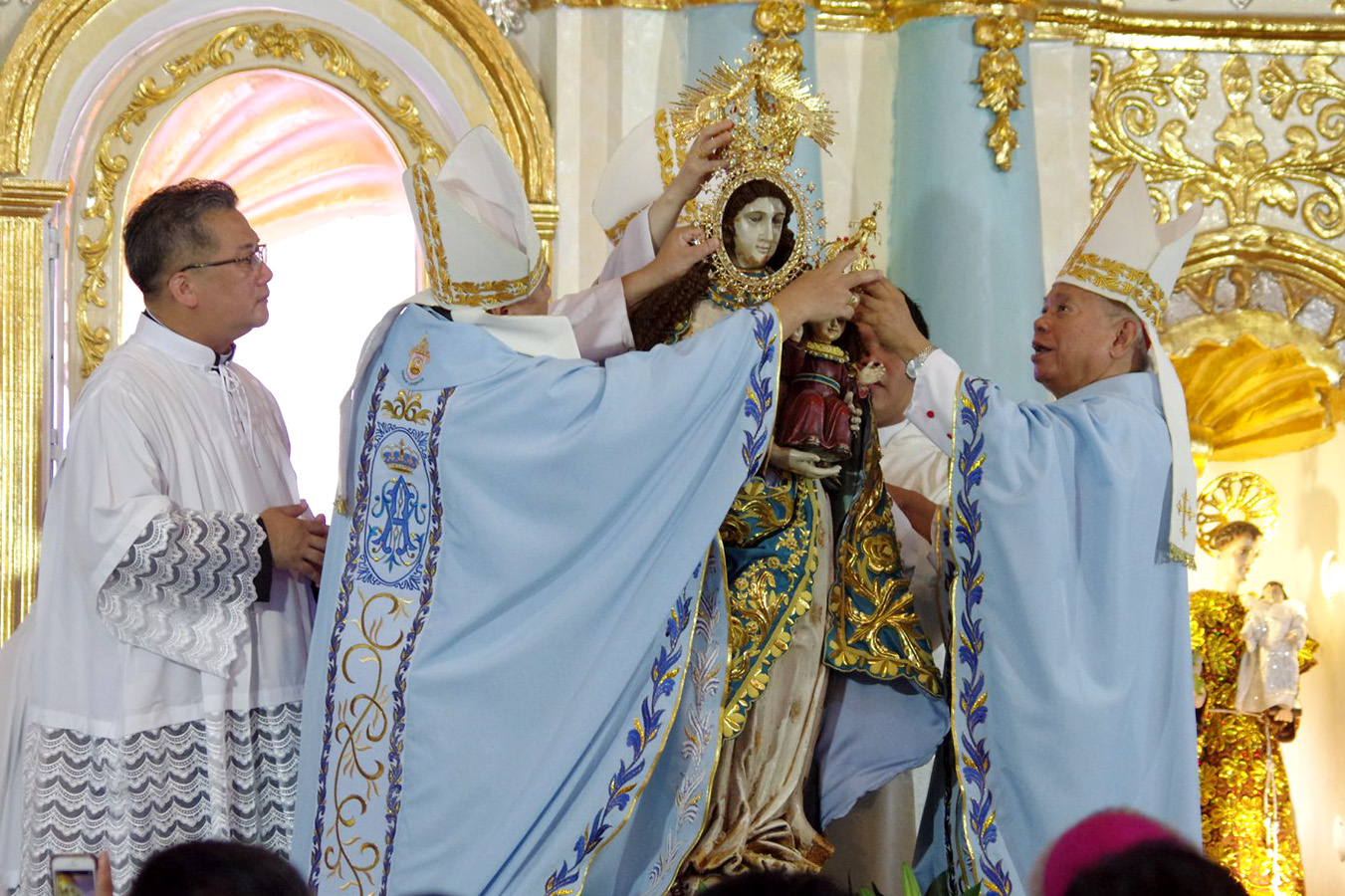 Cardinal Luis Antonio Tagle of Manila, Cardinal Orlando Quevedo of Cotabato and Bishop Renato Mayugba lead the pontifical coronation of La Virgen Milagrosa de Badoc at the St. John the Baptist Church in Badoc, Ilocos Norte, May 31, 2018. PHOTO FROM PGIN COMMUNICATIONS FACEBOOK PAGE