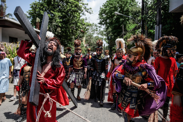 Priest inspires young Filipinos to go beyond ‘sacrifice’ during Lent