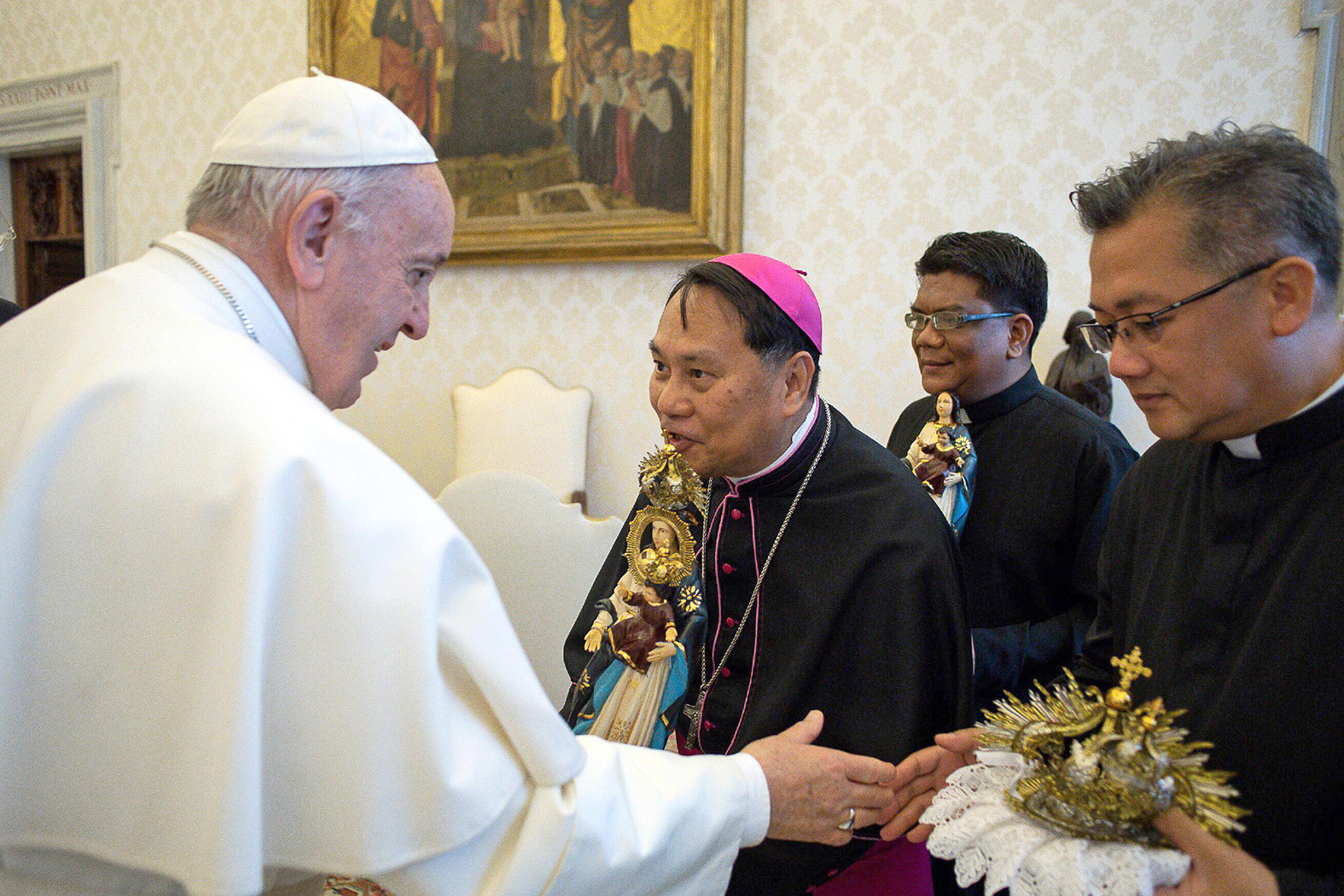 Pope given “La Virgen Milagrosa de Badoc” statue in Vatican