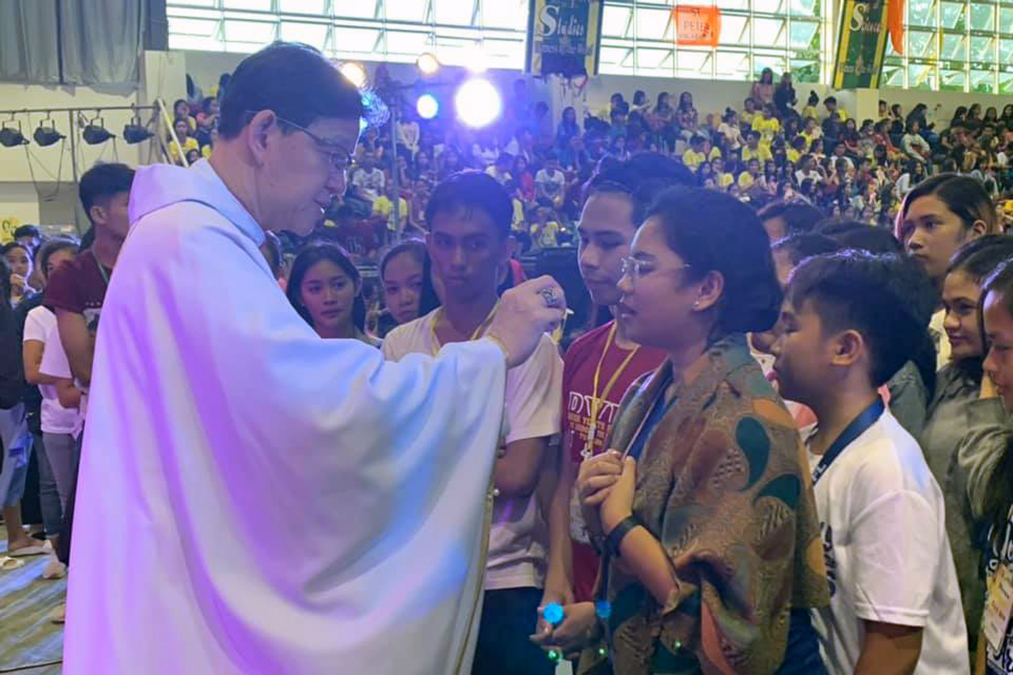Bishop to youth: Give more time to Jesus than on your cellphones