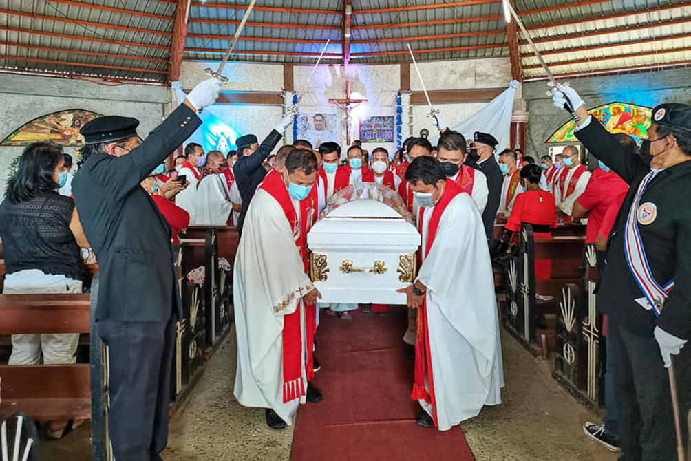 Cry for justice loud in burial of slain Bukidnon priest