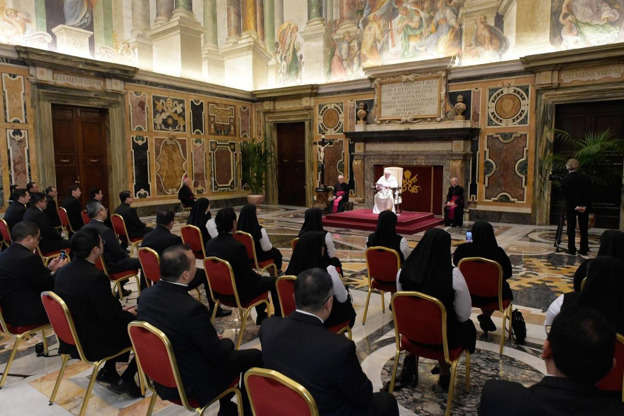 Pope Francis warns priests and seminarians against worldly temptations