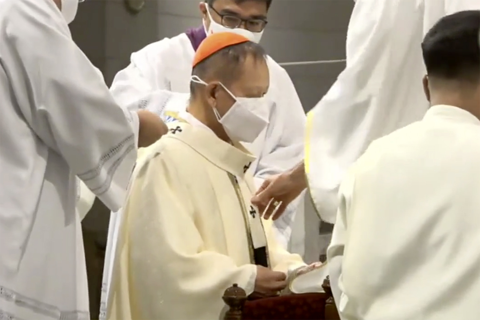 Manila archbishop receives pallium from Nuncio